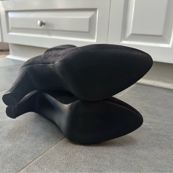 Tahari "Danton" faux suede knee-high stretch boots in black 8 M - Picture 6 of 7